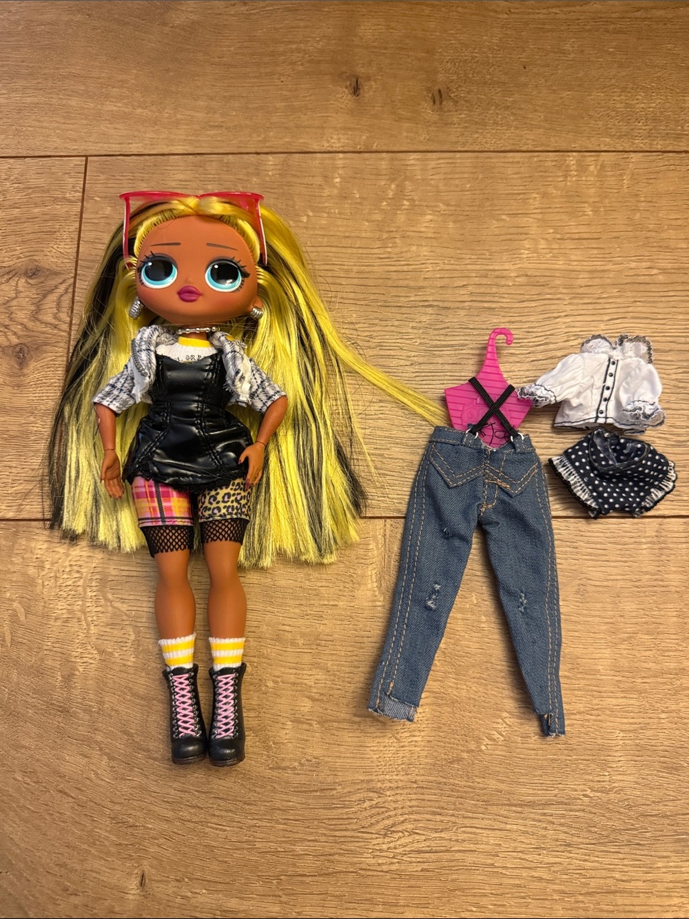 L.O.L. Surprise! OMG “ALT Grrl”with Yellow-Black Hair and Extra Outfits